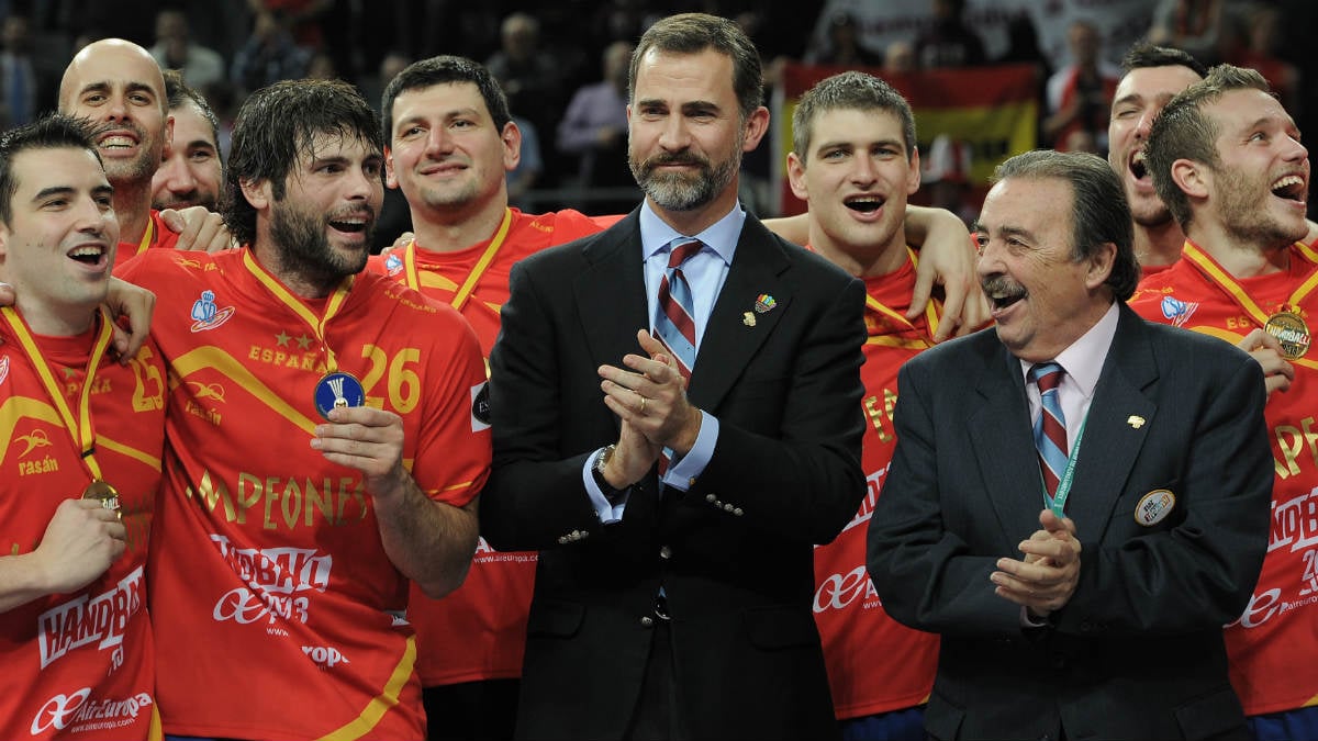 Juan de Dios Román, junto al Rey Felipe VI, tras ganar el Mundial de Balonmano. (AFP)