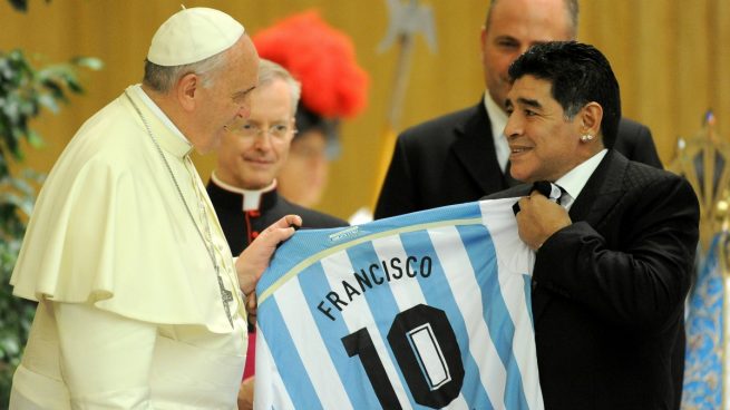 El Papa Francisco y Maradona en un encuentro (Getty).