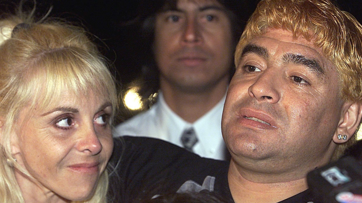 Diego Armando Maradona junto a Claudia Villafañe, su primera mujer. (AFP)