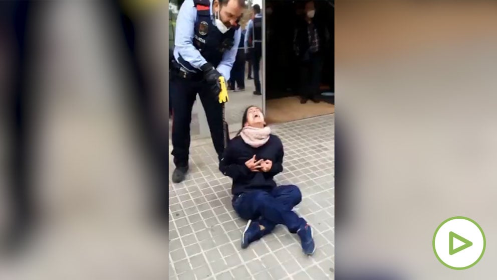 Los Mossos reducen a una joven con una pistola táser frente a un centro de salud en Sabadell