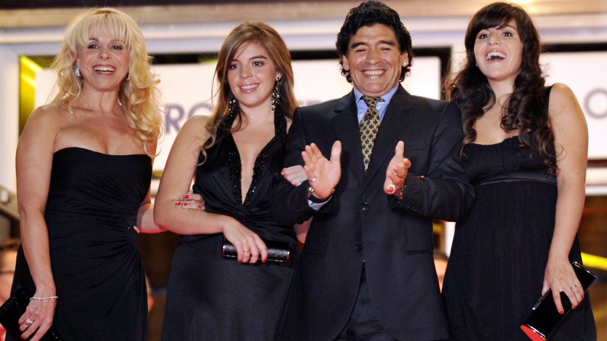 Maradona junto a su ex mujer y sus hijas mayores. (AFP)