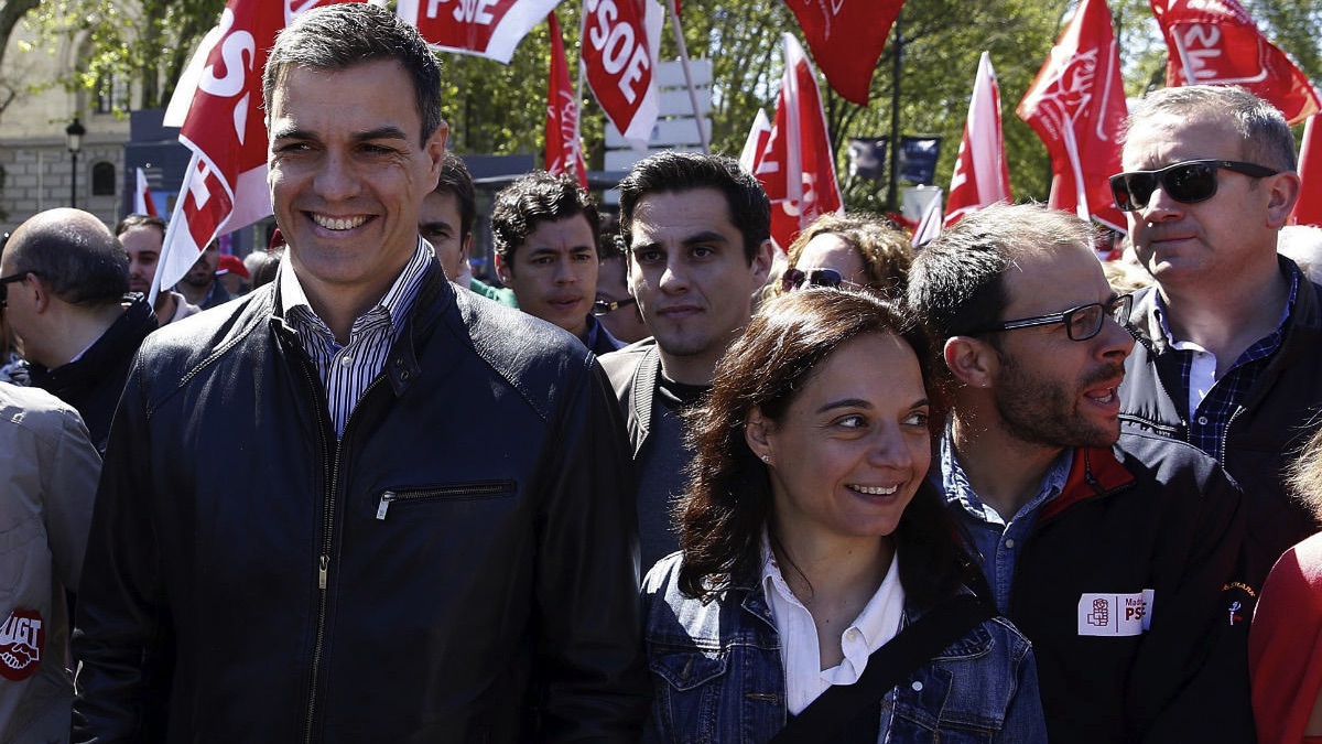 Pedro Sánchez junto a la alcaldesa socialista, Sara Hernández. (Foto: EFE)