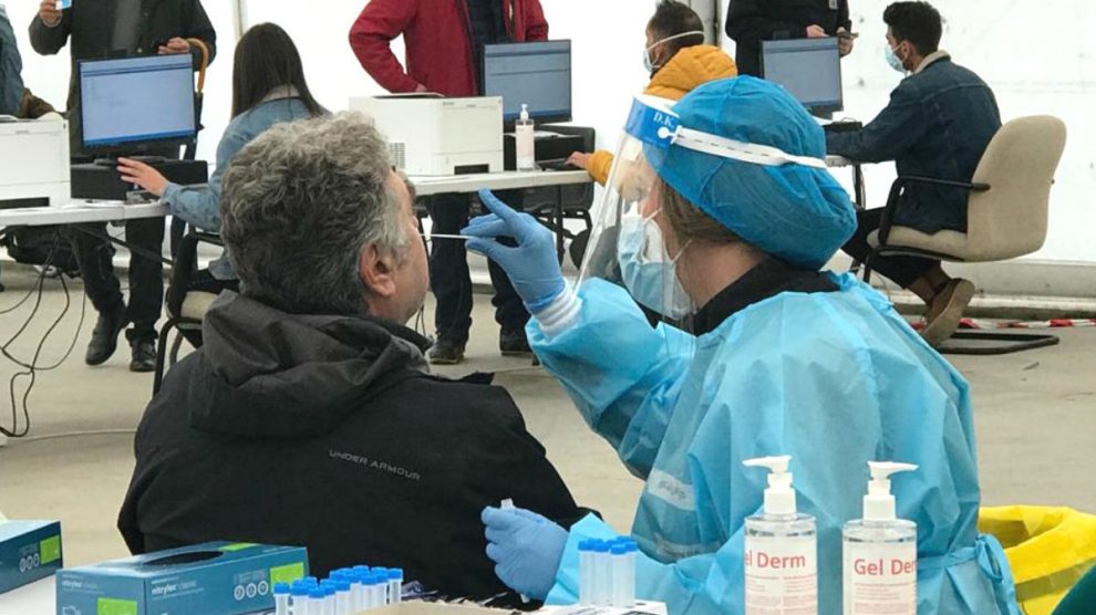 Imagen de archivo de una prueba de antígenos para detectar el coronavirus realizada en la Comunidad de Madrid. (Foto: Europa Press)