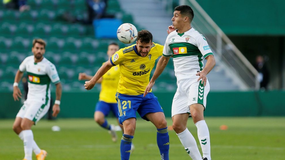 Los jugadores de Cádiz y Elche disputan un balón. (EFE)