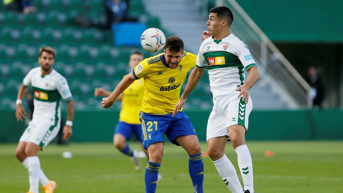 Los jugadores de Cádiz y Elche disputan un balón. (EFE)