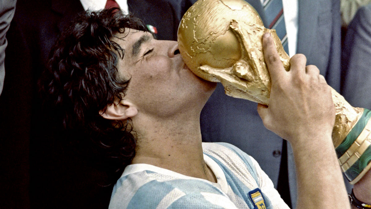 Maradona besa el trofeo del Mundial de 1986 (AFP)
