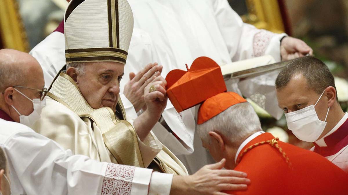 El nuevo cardenal italiano Silvano Maria Tomasi recibe el birrete cardenalicio de manos del Papa Francisco. Foto: AFP