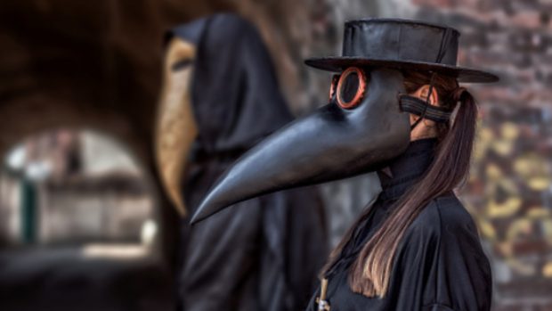 Por qué las máscaras que llevaban para tratar pacientes con peste negra  tenían esta forma?