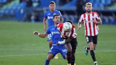 Los jugadores de Getafe y Athletic pelean por un balón. (EFE)