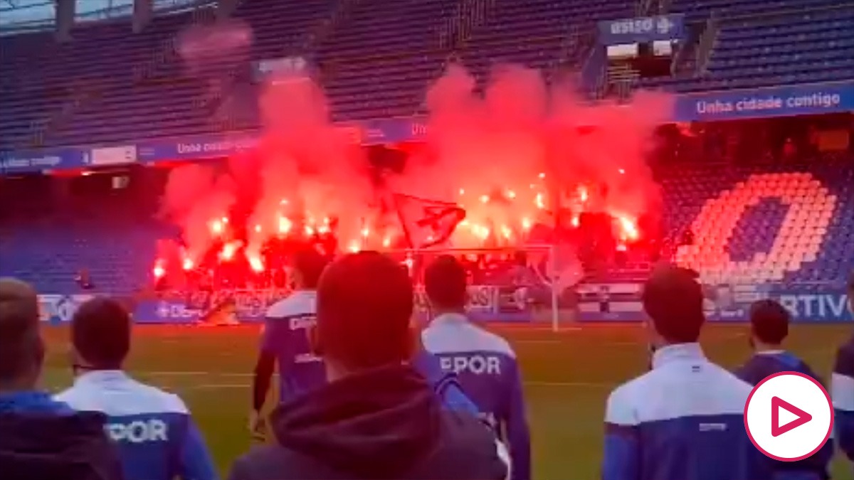 Seguidores del Deportivo, en Riazor antes del partido ante el Racing.