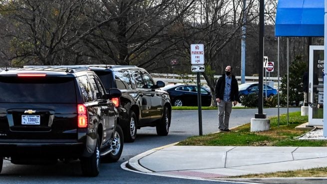 Joe Biden es llevado a la clínica para ser tratado (Foto: AFP)