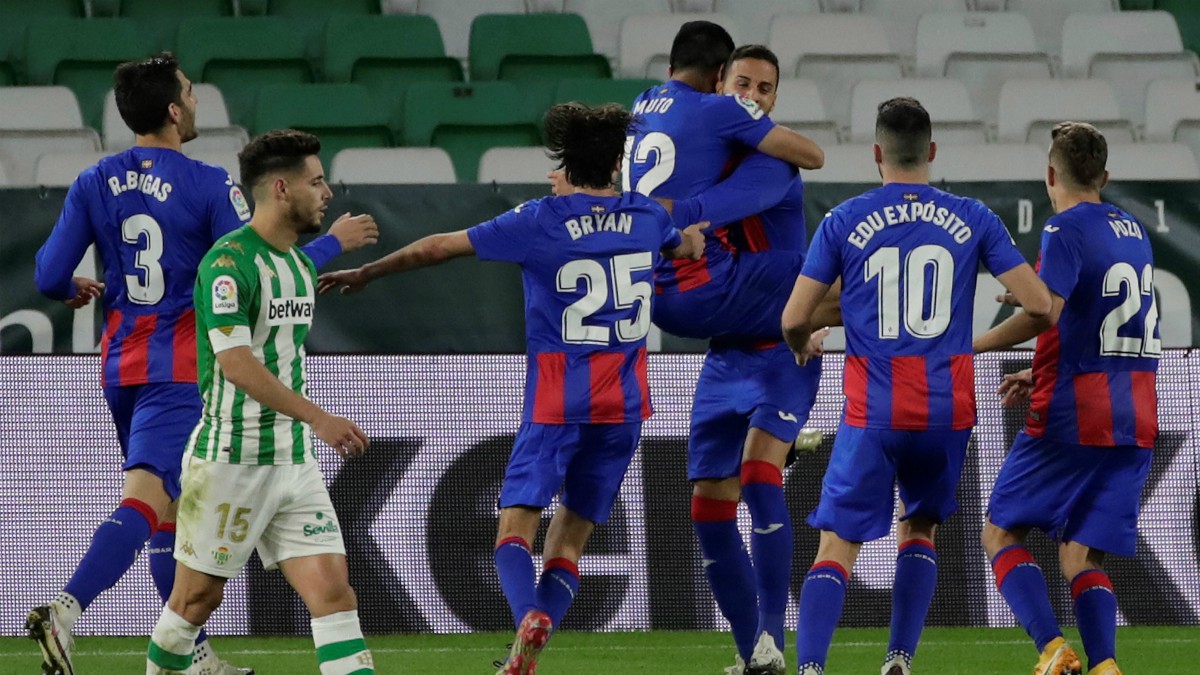 Los jugadores del Eibar celebran uno de los goles ante el Betis. (EFE)