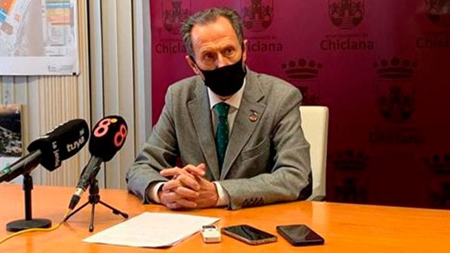 Cesado un concejal podemita de Chiclana (Cádiz) por saltarse el toque de queda