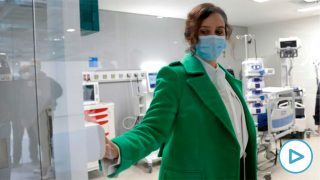 La presidenta de la Comunidad de Madrid, Isabel Díaz Ayuso durante su visita al interior de las instalaciones del nuevo hospital de Emergencias Enfermera Isabel Zendal que se ha inaugurado este martes. EFE/Chema Moya