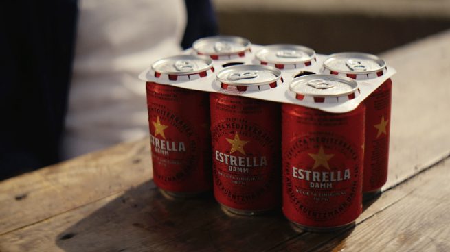 Estrella Damm ya produce todas sus latas con anillas de cartón