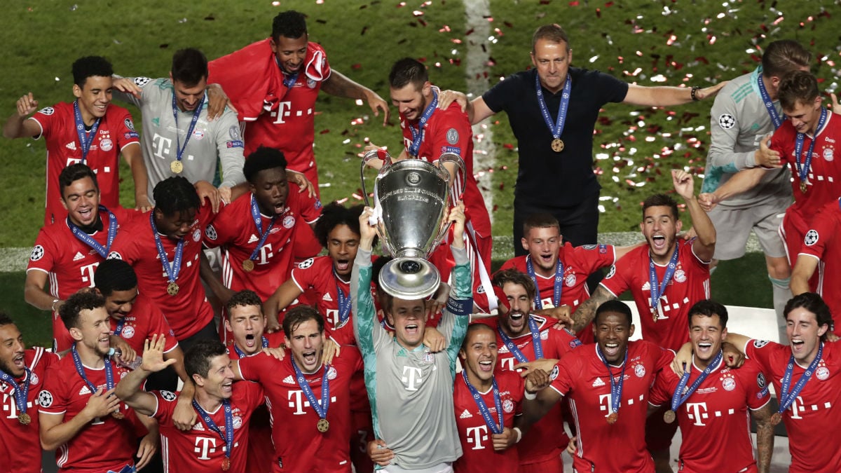 Manuel Neuer levanta el título después de la pasada final de la Champions League. (Getty)