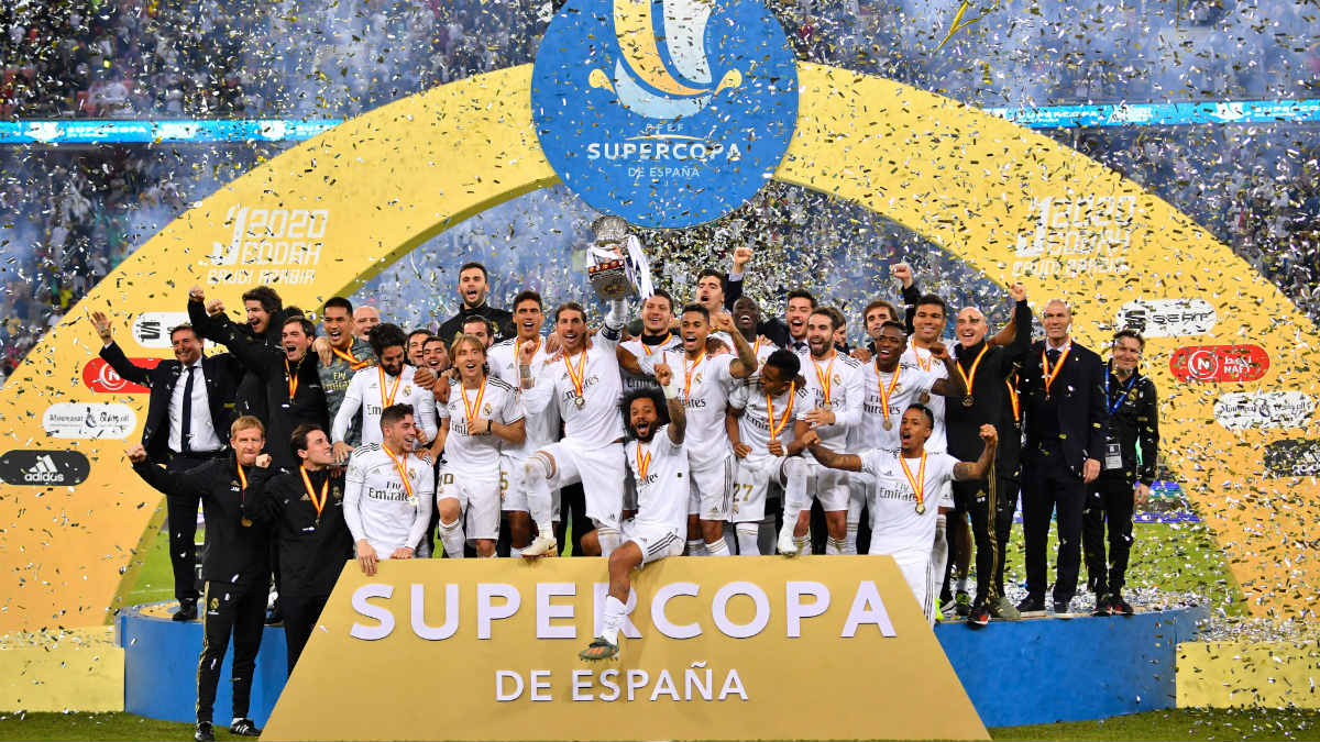 El Real Madrid levanta la última Supercopa de España. (AFP)