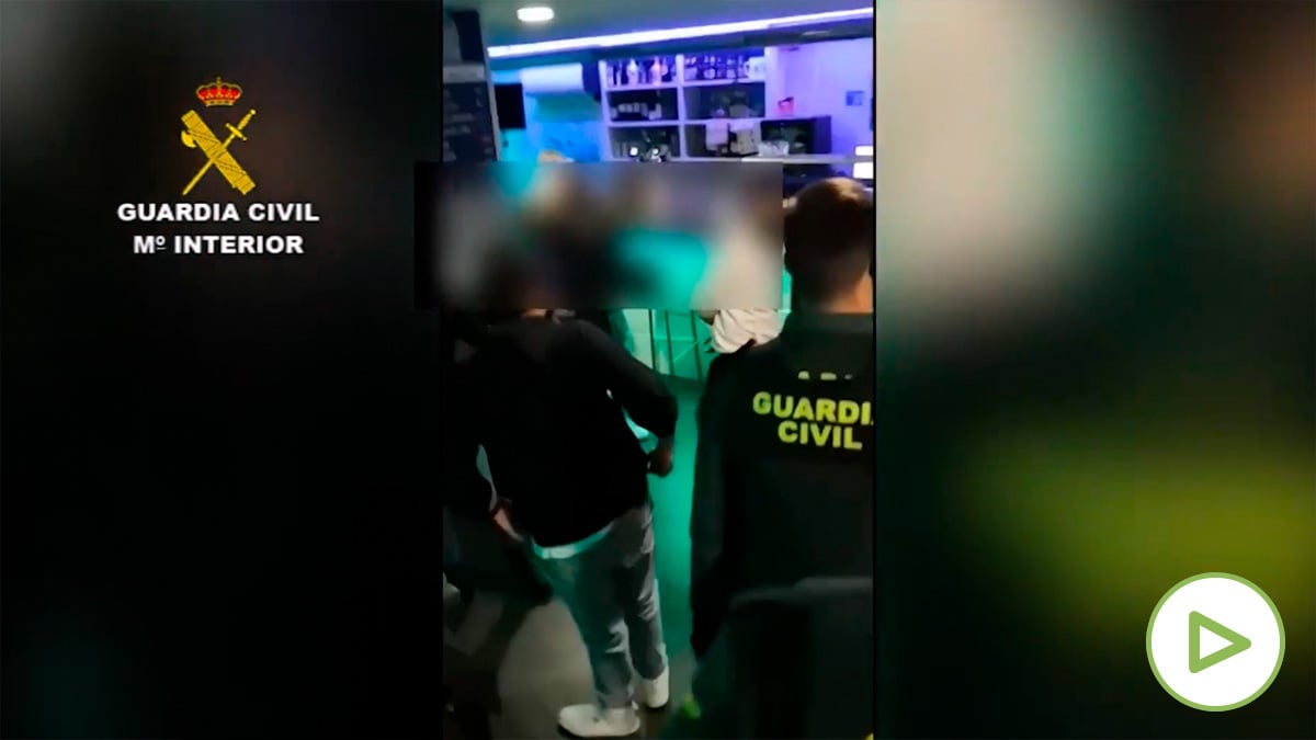 La Guardia Civil desaloja a 200 personas de un bar en La Rioja.