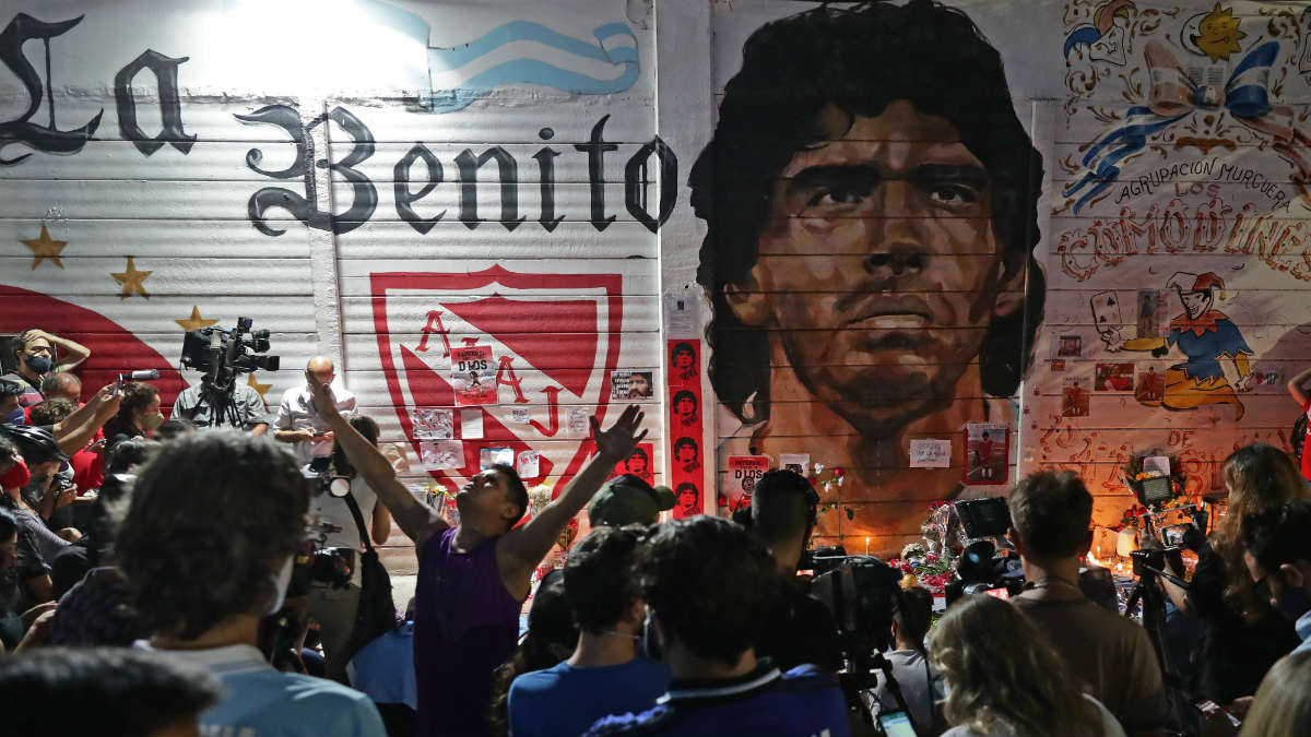 Seguidores de Argentinos Juniors homenajean a Maradona. (AFP)