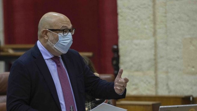 El portavoz del grupo parlamentario Vox, Alejandro Hernández, durante su intervención en la sesión de control al gobierno con preguntas al presidente de la Junta, en el Pleno del Parlamento de Andalucía. En Sevilla (Andalucía, España), a 03 de diciembre de 2020.