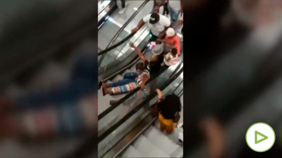 Las primeras escaleras mecánicas en un centro comercial de Camerún causan un sinfín de caídas.