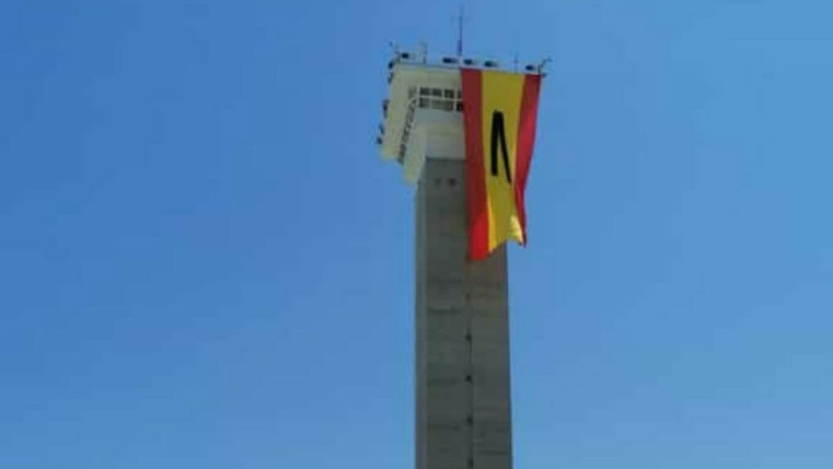 Bandera de España con un crespón negro en una prisión española