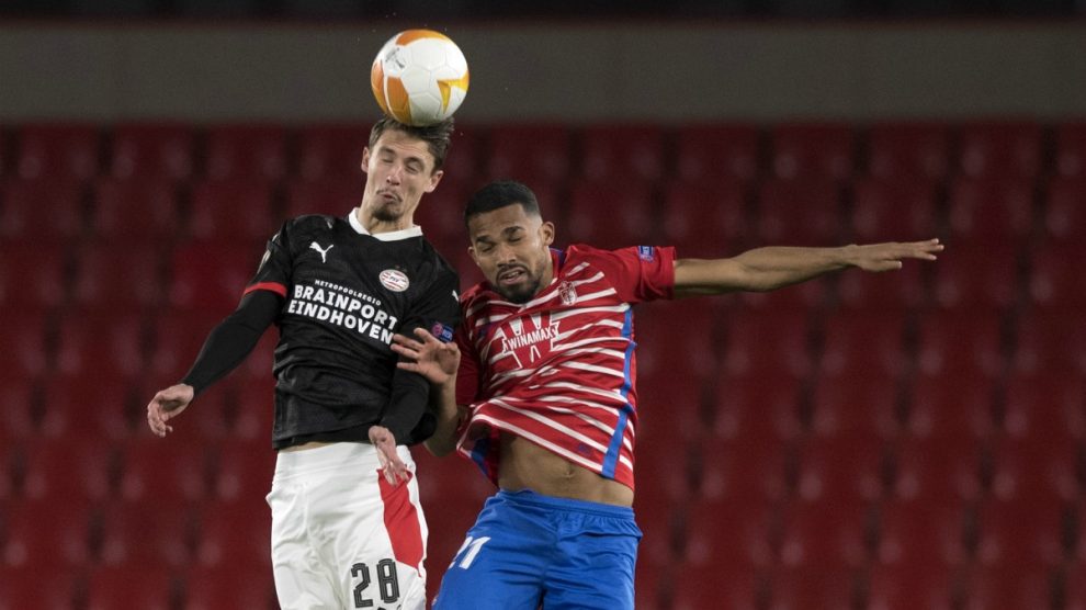 Yángel Herrera disputa un balón en el Granada-PSV. (AFP)