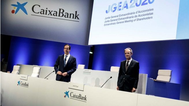 Jordi Gual y Gonzalo Gortázar, presidente y CEO de Caixabank durante la junta de accionistas extraordinaria para aprobar su fusión con Bankia