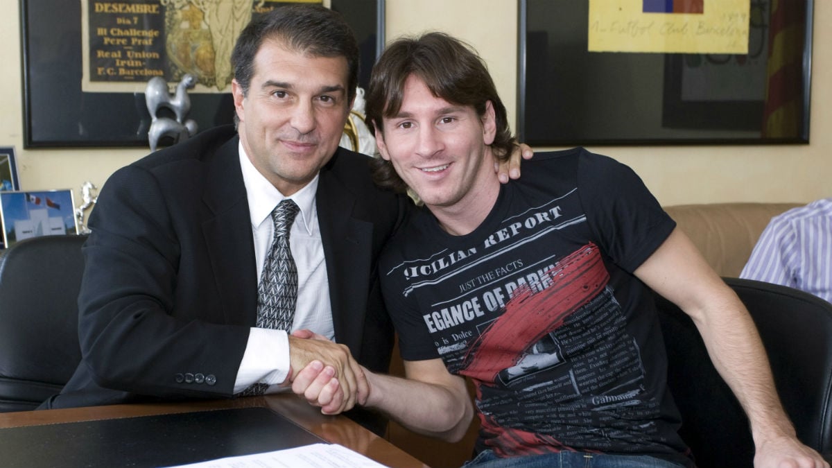 Laporta y Messi firman una de las renovaciones de Leo con el Barcelona. (fcbarcelona.com)