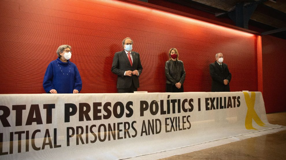 La directora del Museo de Historia de Cataluña, Margarida Sala; el ex presidente de la Generalitat, Quim Torra, y el director de la Agencia Catalana del Patrimonio Cultural, Josep Manuel Rueda, en el acto de cesión de la pancarta en favor de los golpistas. (Foto: Europa Press)