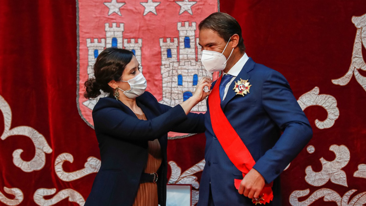Rafa Nadal recibe de manos de Isabel Díaz Ayuso la Gran Cruz de la Orden del Dos de Mayo. (EFE)