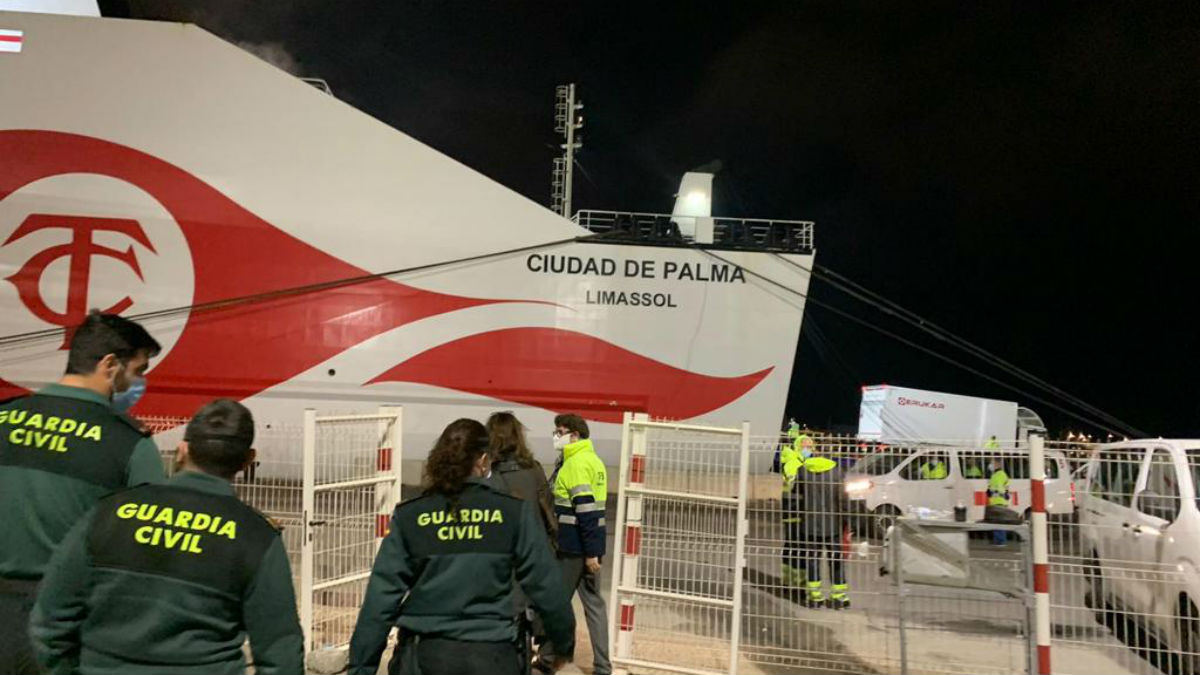 La Guardia Civil procede a inmovilizar el buque Ciudad de Palma en el puerto de Barcelona, el pasado lunes por la noche.