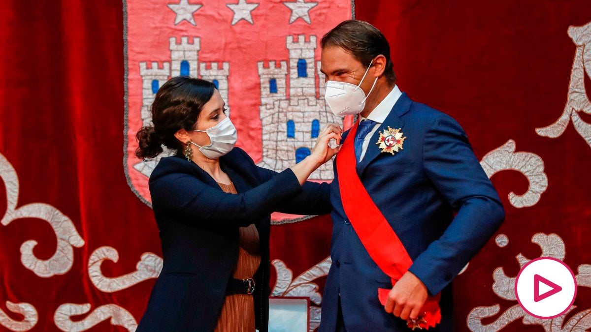 Rafa Nadal recibe de manos de Isabel Díaz Ayuso la Gran Cruz de la Orden del Dos de Mayo. (EFE)