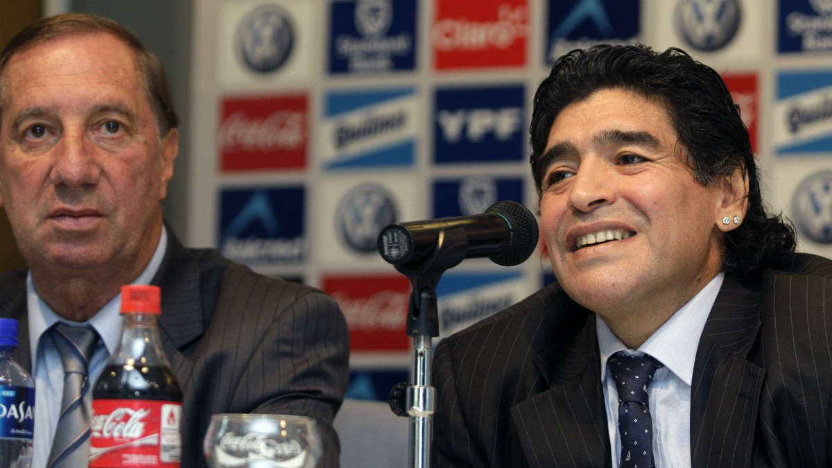 Carlos Bilardo y Diego Armando Maradona. (AFP)