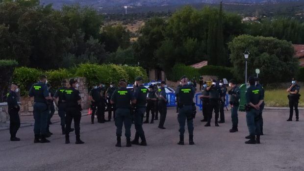 galapagar Imagen de archivo de medio centenar de guardias civiles y policías nacionales frente al casoplón de Pablo Iglesias. (Foto: OKDIARIO)