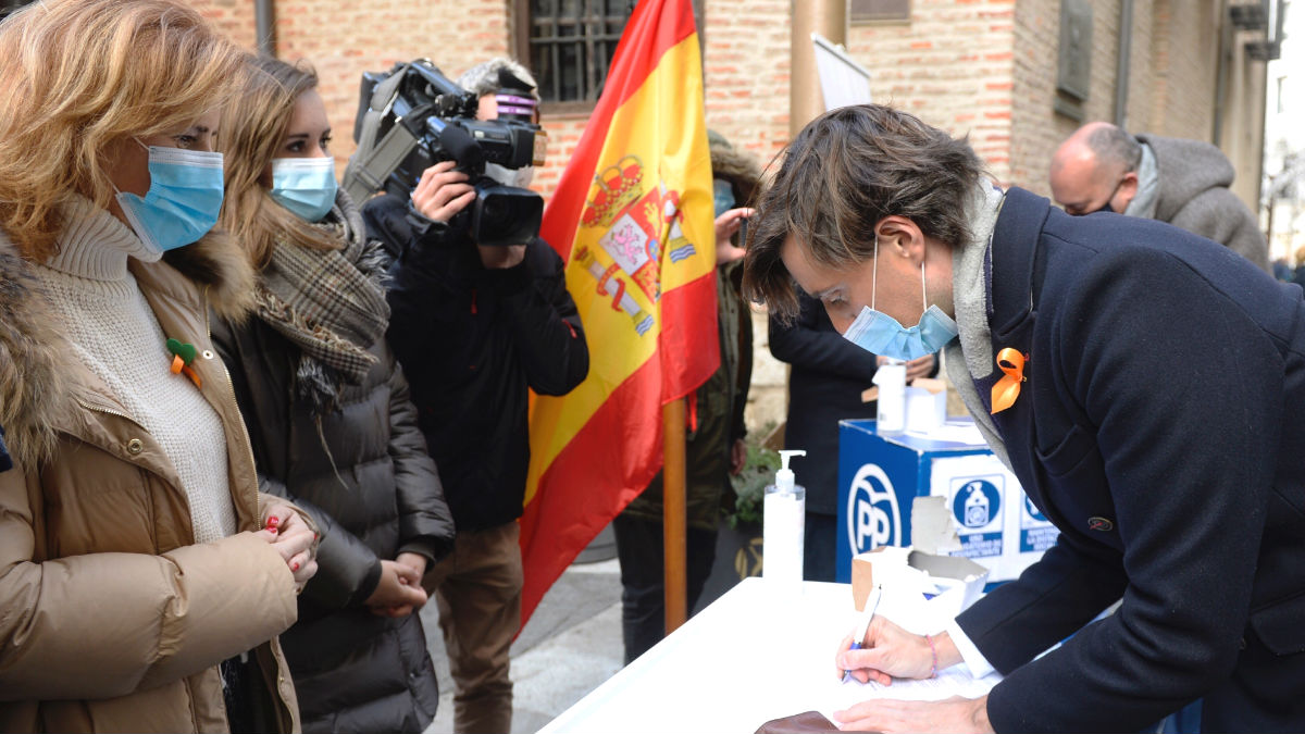 Pablo Montesinos, en Valladolid, este viernes firmando contra la Ley Celaá