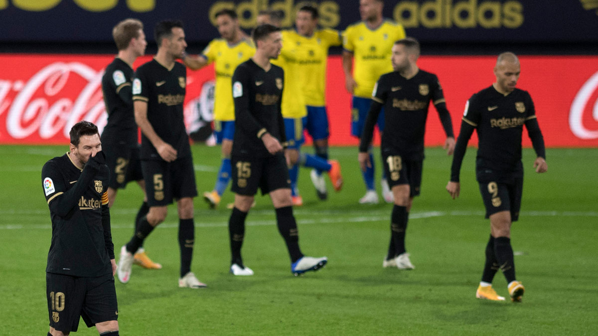 Los jugadores del Barcelona, durante el partido ante el Cádiz (AFP)