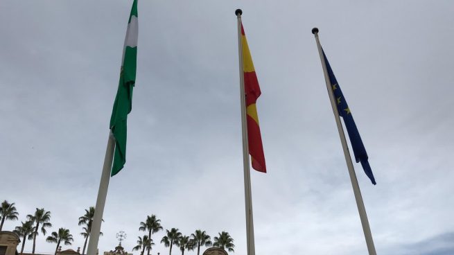 Banderas frente al Parlamento de Andalucía.