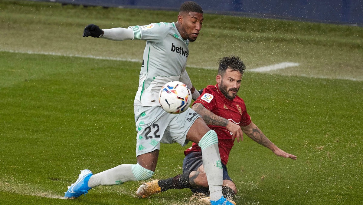 Emerson, ante Rubén García. (EFE)