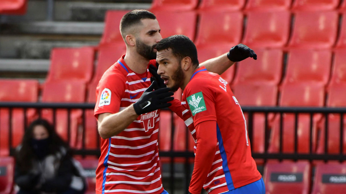 Gonalons y Luis Suárez celebran un gol al Huesca. (EFE)