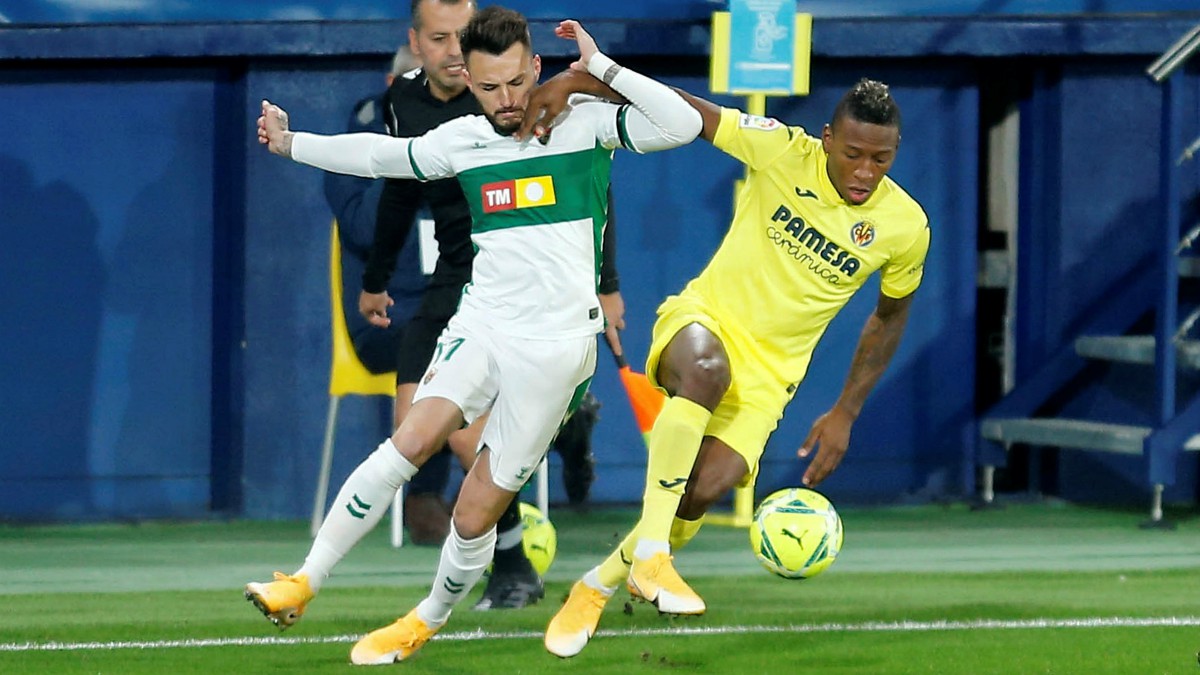 Josan y Estupiñán pelean por un balón. (EFE)