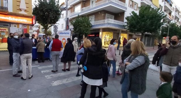 Colas para firmar en las mesas que Beltrán Pérez (PP) organiza en Sevilla contra la Ley Celaá.