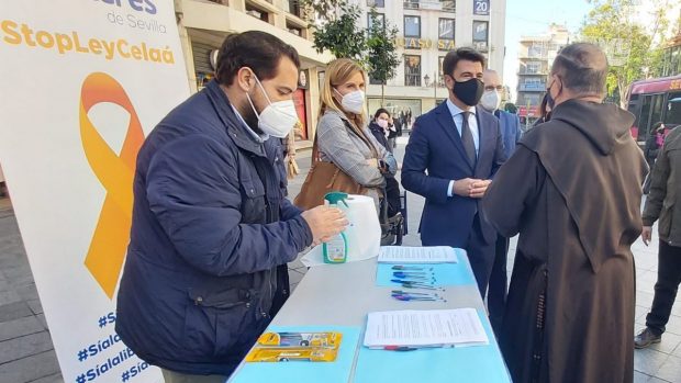 Colas para firmar en las mesas que Beltrán Pérez (PP) organiza en Sevilla contra la Ley Celaá.