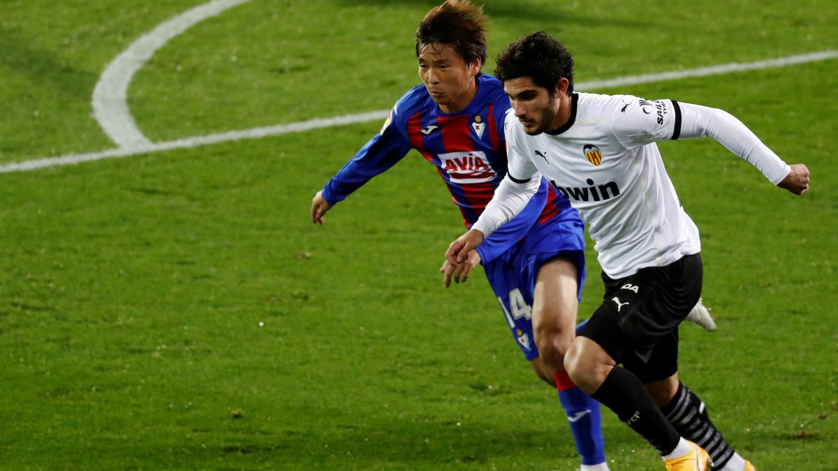 Guedes e Inui pelean un balón en el Eibar-Valencia. (EFE)