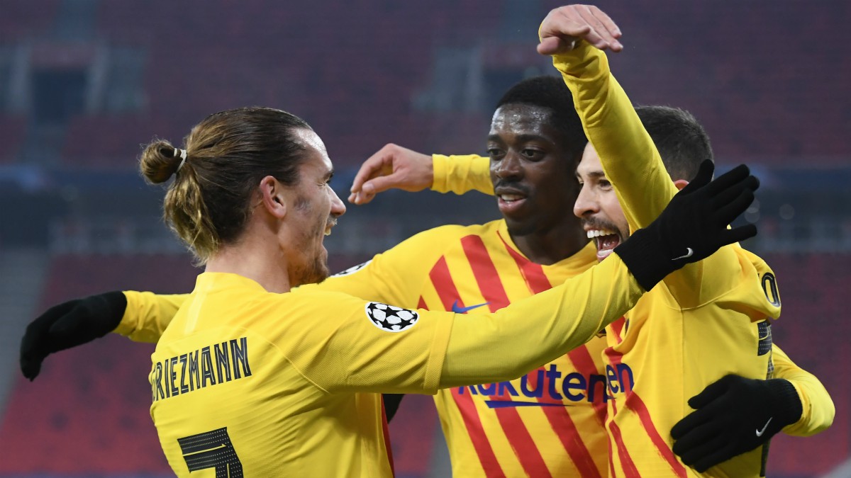Griezmann, Dembélé y Jordi Alba celebran un gol en Champions. (AFP)