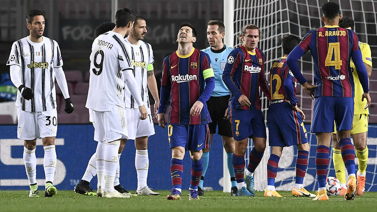 Messi mira al cielo tras encajar un gol en el Barcelona-Juventus. (AFP)