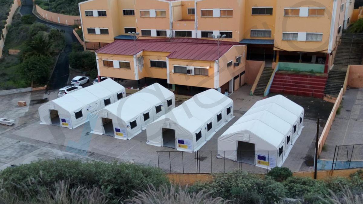 Colegio cerrado donde el Gobierno alberga a 700 inmigrantes.