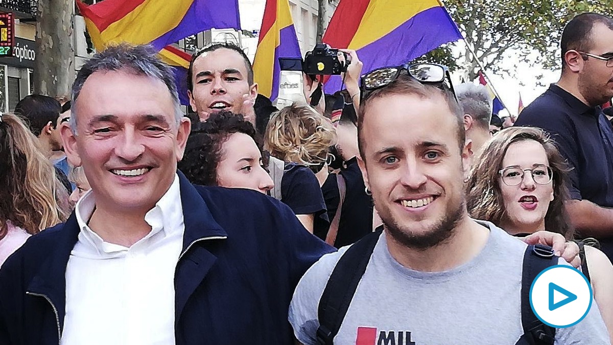 El líder del PCE, Enrique Santiago, junto a su homólogo de Juventes Comunistas, Guillermo Úcar. (Foto: PCE)