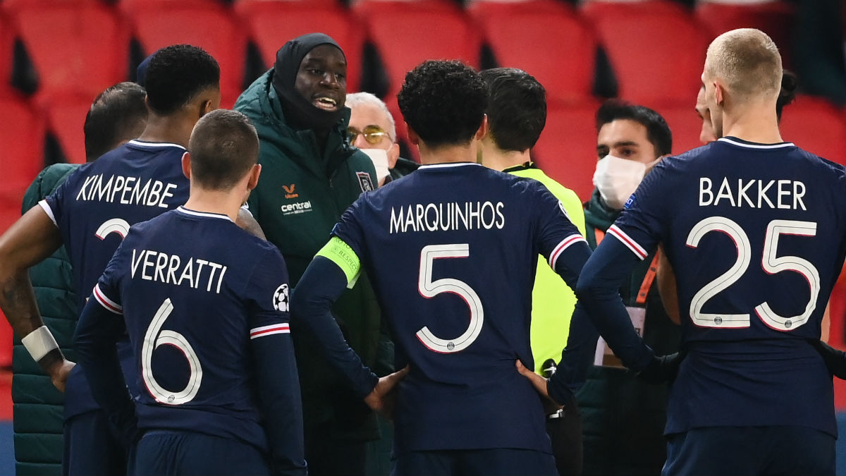 Demba Ba explica al árbitro lo sucedido. (AFP)