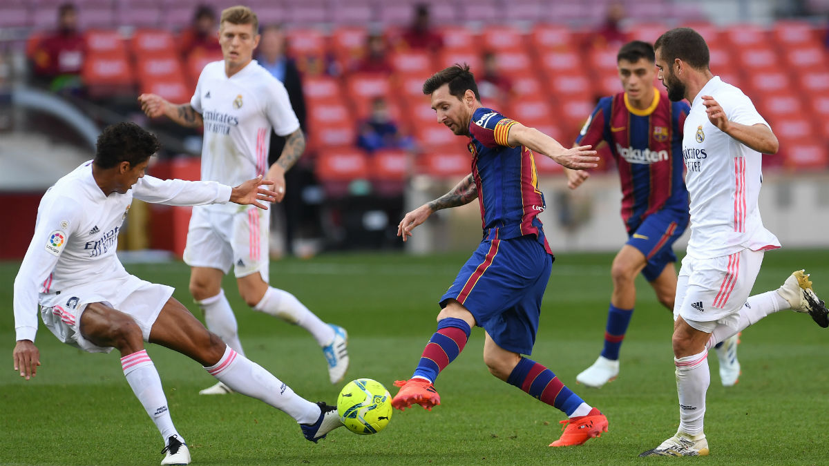 Messi intenta regatear a Varane en el último Clásico. (Getty)